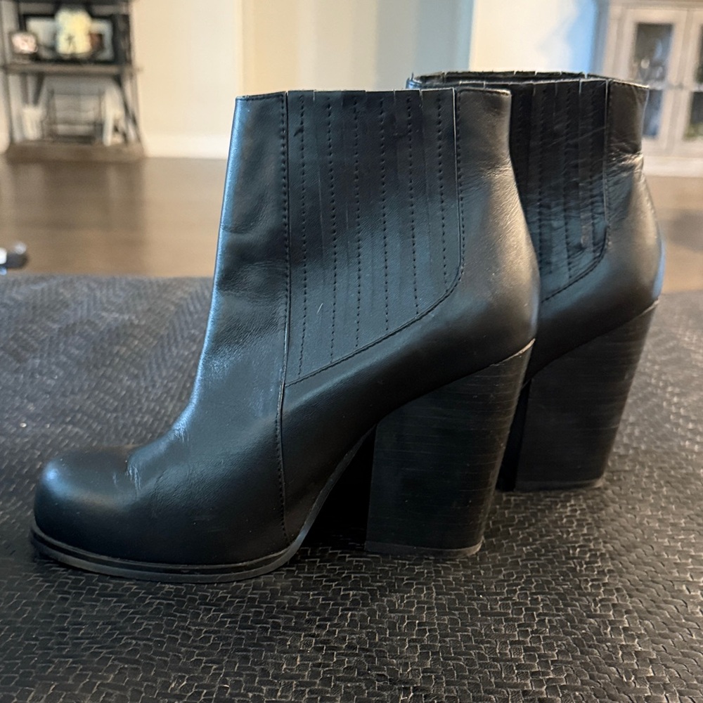 Catherine Malandrino Chunky Block 4” Heel Black Ankle Boots Size 8.